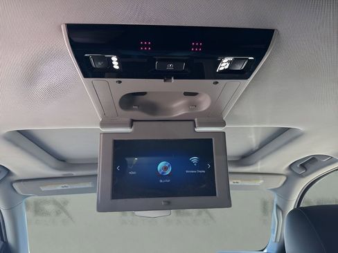Used 2018 Cadillac Escalade Premium Luxury AWD/4WD image 16