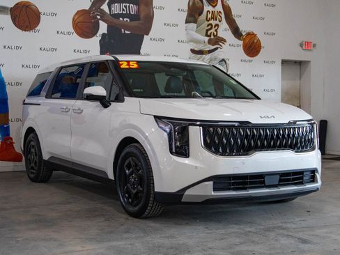 Used 2025 Kia Carnival image 19