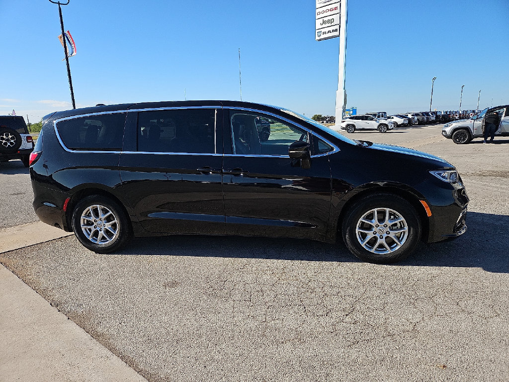 Used 2024 Chrysler Pacifica Touring-L FWD image 9