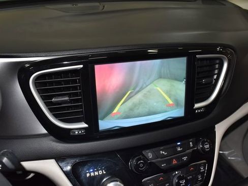 Certified 2022 Chrysler Pacifica Touring-L image 15