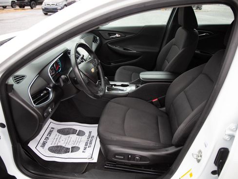 Used 2018 Chevrolet Malibu LT image 2