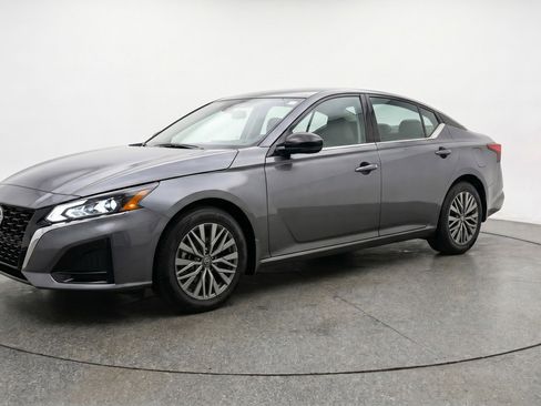 Used 2025 Nissan Altima 2.5 SV FWD image 3