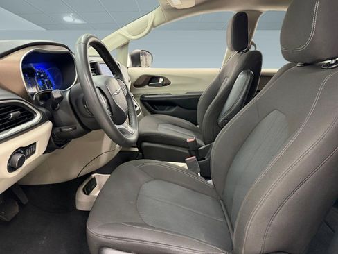 Used 2022 Chrysler Voyager LX FWD image 4