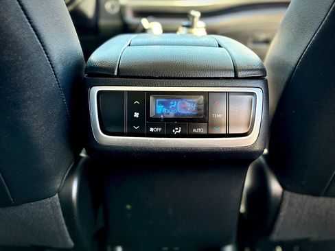 Used 2019 Toyota Highlander XLE FWD image 41