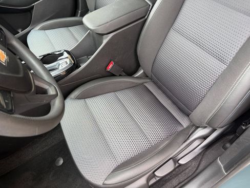 Used 2025 Chevrolet Trax LT FWD image 36