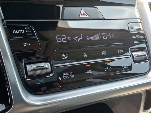 Used 2023 Kia Sorento SX Prestige w/ Panoramic Sunroof Package AWD/4WD image 17