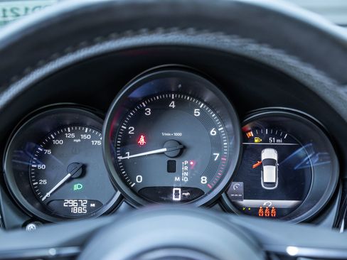 Certified 2022 Porsche Macan image 22