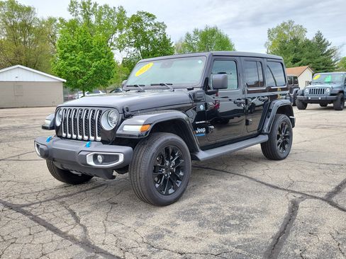 Used 2022 Jeep Wrangler Unlimited Sahara w/ Cold Weather Group AWD/4WD image 2
