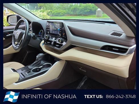 Used 2020 Toyota Highlander XLE AWD/4WD image 19