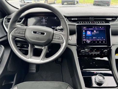 New 2025 Jeep Grand Cherokee Altitude image 2