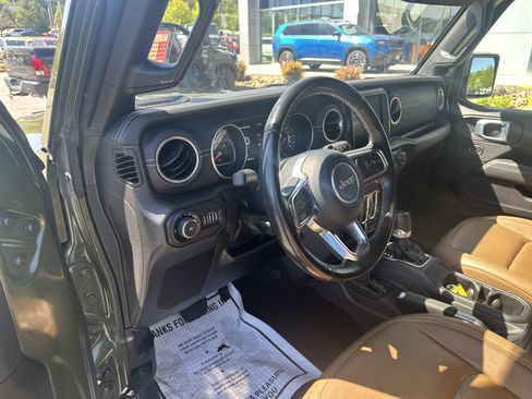 Used 2022 Jeep Wrangler Unlimited Sahara w/ Cold Weather Group AWD/4WD image 17