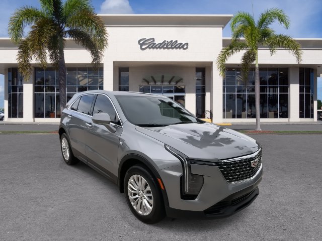 Used 2024 Cadillac XT4 Luxury w/ Cold Weather Package FWD image 2