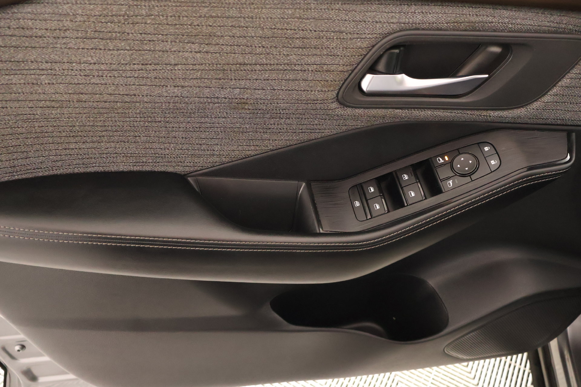 Used 2023 Nissan Rogue SV FWD image 14