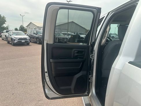 Used 2017 RAM 1500 Express RWD image 22