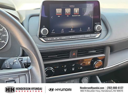 Used 2024 Nissan Rogue S FWD image 27