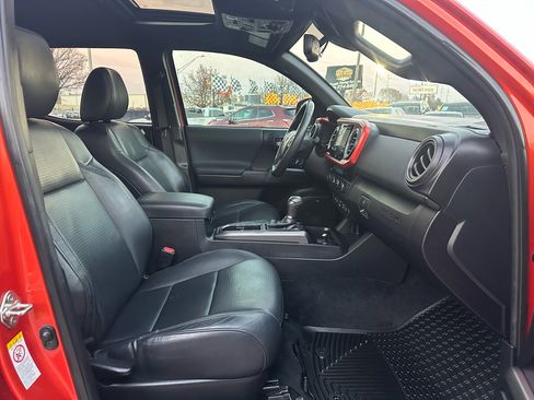 Used 2018 Toyota Tacoma SR image 10