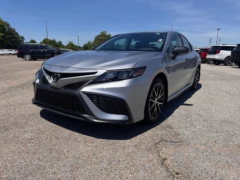 Used 2024 Toyota Camry SE FWD image 3