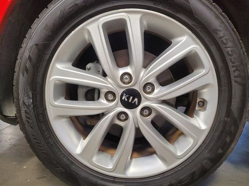 Used 2017 Kia Soul + FWD image 31