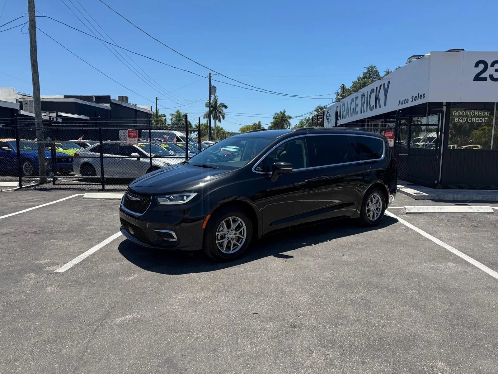 Used 2021 Chrysler Pacifica Touring FWD image 1