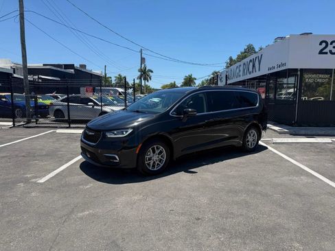 Used 2021 Chrysler Pacifica Touring FWD image 1