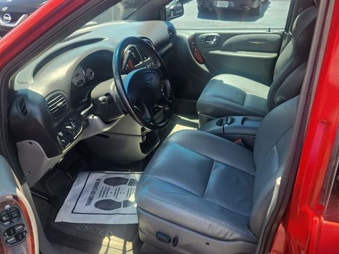 Used 2004 Chrysler Town & Country Limited FWD image 16