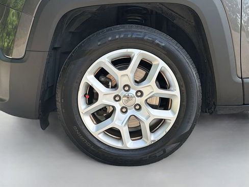 Used 2017 Jeep Renegade Latitude w/ Popular Equipment Group FWD image 38