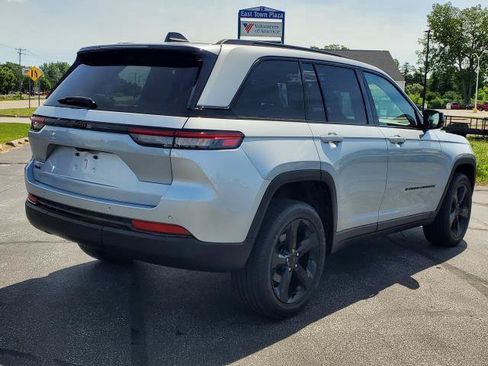 Used 2023 Jeep Grand Cherokee Altitude AWD/4WD image 4