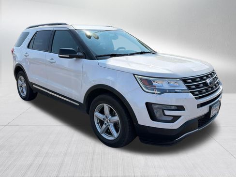 Used 2017 Ford Explorer XLT w/ Equipment Group 202A AWD/4WD image 3