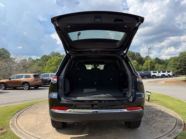 New 2027 Jeep Grand Cherokee Laredo X RWD image 31