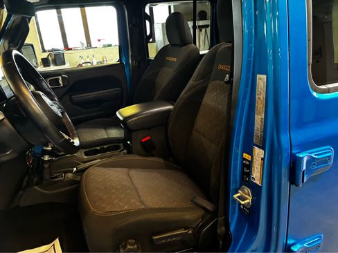 Used 2024 Jeep Gladiator Mojave w/ Technology Group image 18