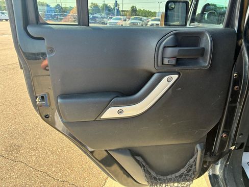 Used 2014 Jeep Wrangler Unlimited Rubicon w/ Connectivity Group AWD/4WD image 13