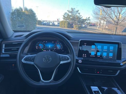 Used 2024 Volkswagen Atlas SE image 25