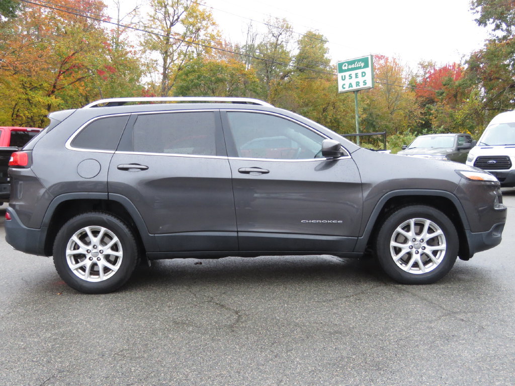 Used 2016 Jeep Cherokee Latitude AWD/4WD image 4