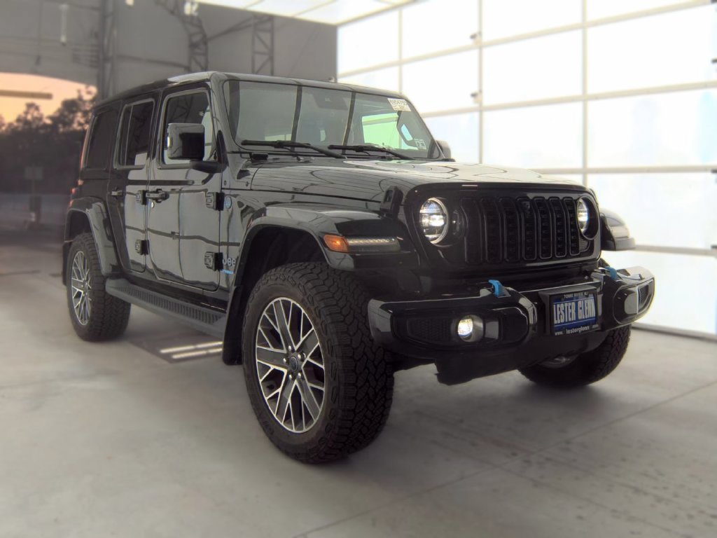 Used 2024 Jeep Wrangler High Altitude AWD/4WD image 3