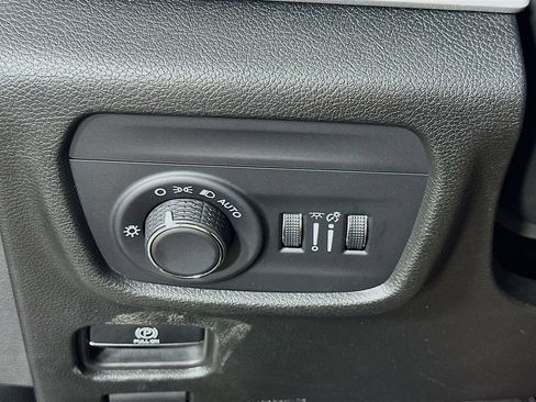 Used 2023 Jeep Grand Cherokee Laredo w/ Luxury Tech Group I RWD image 20