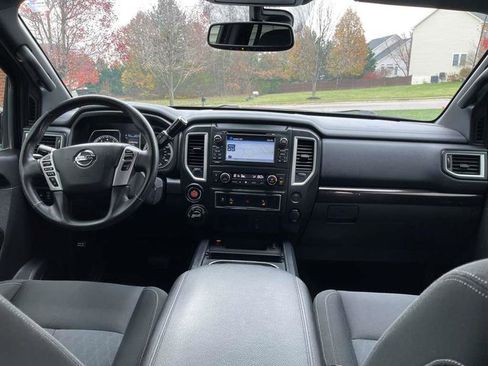 Used 2018 Nissan Titan SV w/ SV Convenience Package image 8