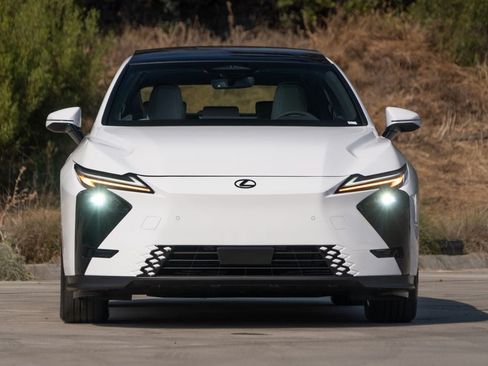 New 2026 Lexus ES 350e FWD image 3