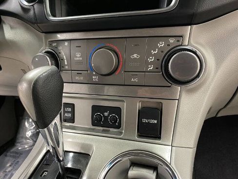 Used 2013 Toyota Highlander SE image 28