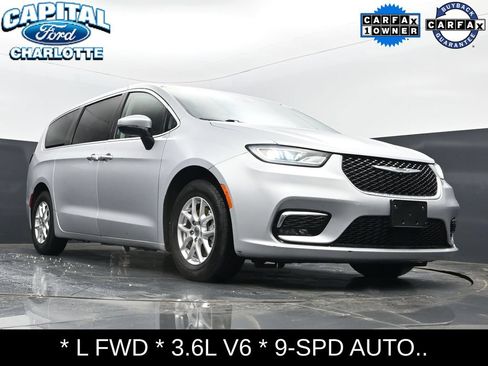 Used 2023 Chrysler Pacifica Touring-L FWD image 19