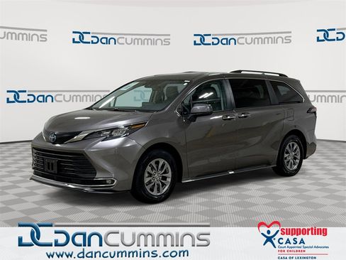 Used 2024 Toyota Sienna XLE image 1