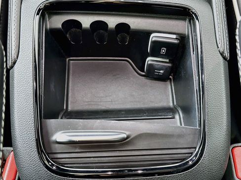 Used 2025 Chrysler Pacifica Limited FWD image 32