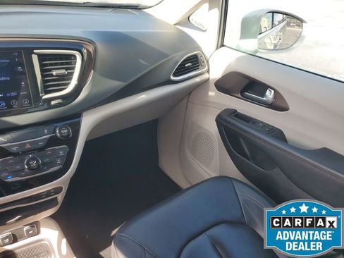 Used 2017 Chrysler Pacifica Touring-L w/ Tire & Wheel Group image 12