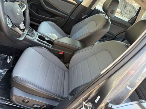 Used 2025 Volkswagen Jetta SE image 33