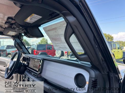 New 2025 Jeep Gladiator Sport AWD/4WD image 18