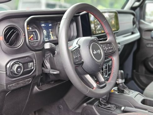 Used 2025 Jeep Wrangler Unlimited Rubicon AWD/4WD image 19