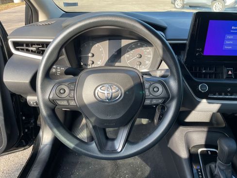 Used 2025 Toyota Corolla LE image 32