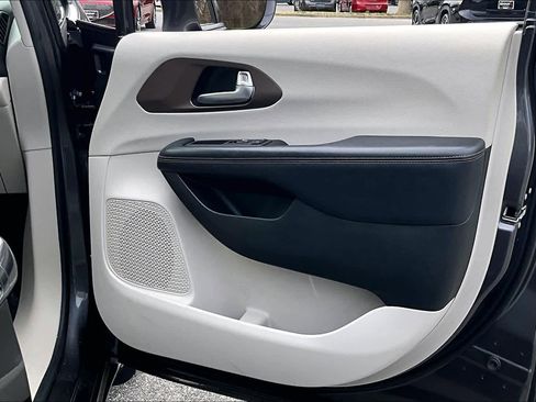 Used 2017 Chrysler Pacifica Touring-L Plus w/ Advanced Safetytec Group image 22