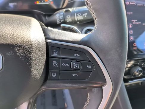 Used 2024 Jeep Grand Cherokee Limited w/ Black Appearance Package image 25