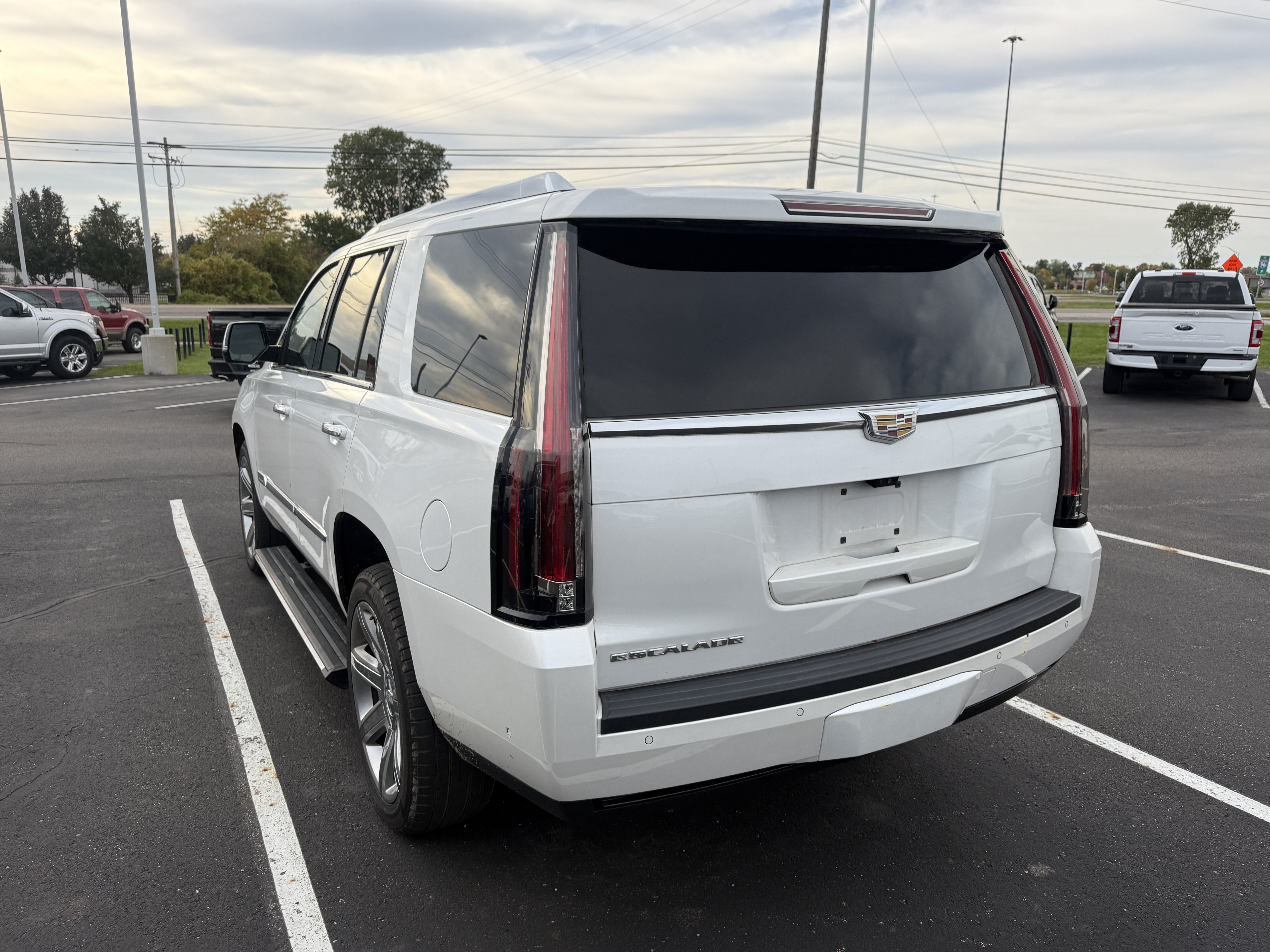Used 2017 Cadillac Escalade Premium Luxury AWD/4WD image 3