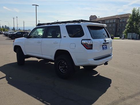 Used 2022 Toyota 4Runner SR5 Premium w/ Moonroof Package AWD/4WD image 9